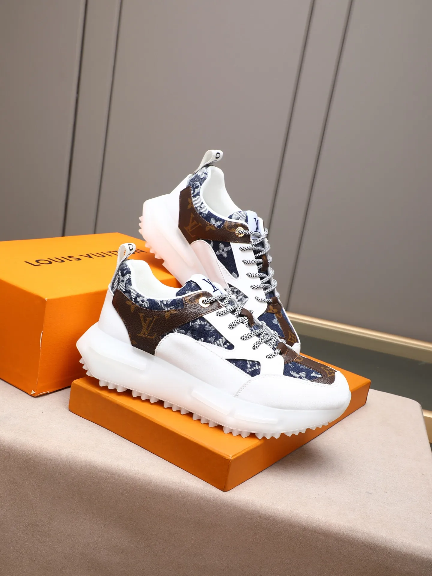 Men's shoes 💰460 [LV] Made of imported L special fabric spliced ​​with cowhide and comfortable mesh lining. Privately molded foam TPU outsole, super light and comfortable on the feet! Perfect last shape, generous and fashionable design, 4 colors available! Code number: 38–44 (45 customized